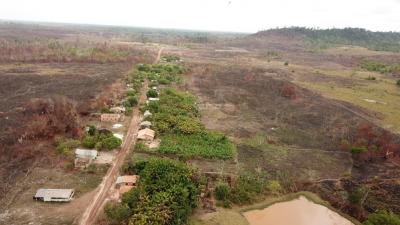 Photo 2. Ce village a échappé de peu aux flammes. Mais est-ce que ce sera toujours le cas ? Les incendies sont un danger plus prégnant que la déforestation, ils ne ravagent pas que les forêts mais tout le paysage, anéantissant les productions agricoles des habitants, comme les pâturages, les plantations, les sols fertilisés.